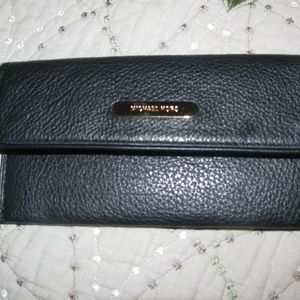 MICHEAL KORS Credit card wallet.